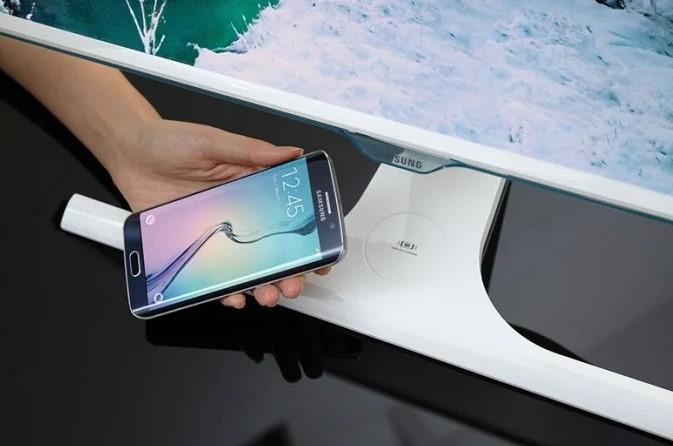 Samsung pristato pirmąjį pramonėje monitorių su įmontuotu belaidžiu įkrovikliu