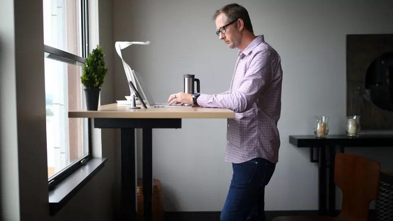 Stalai biurui ir namams: Atsistokite ant kojų, kad išliktumėte sveikesni